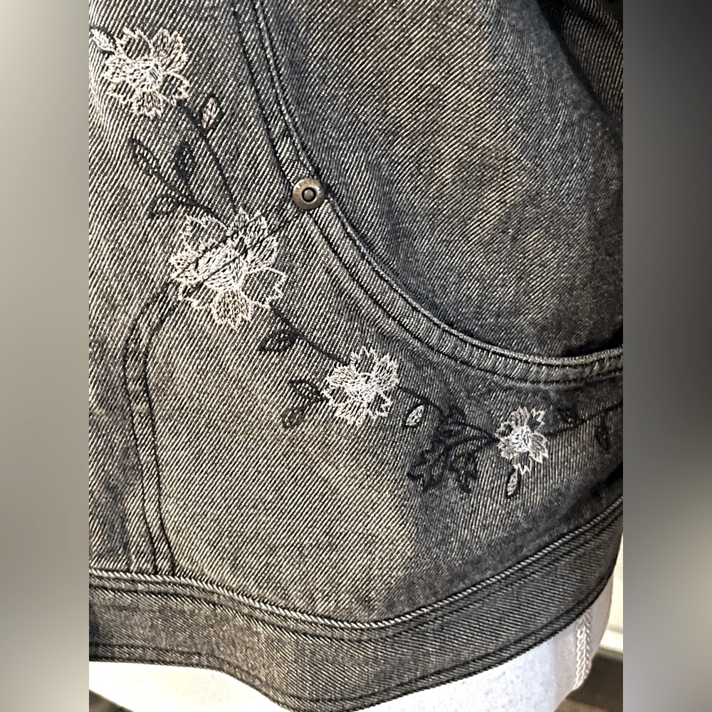 ✨ Vintage Liz Claiborne Lizwear Embroidered Black Denim Jacket Large L ✨ - Picture 3 of 8